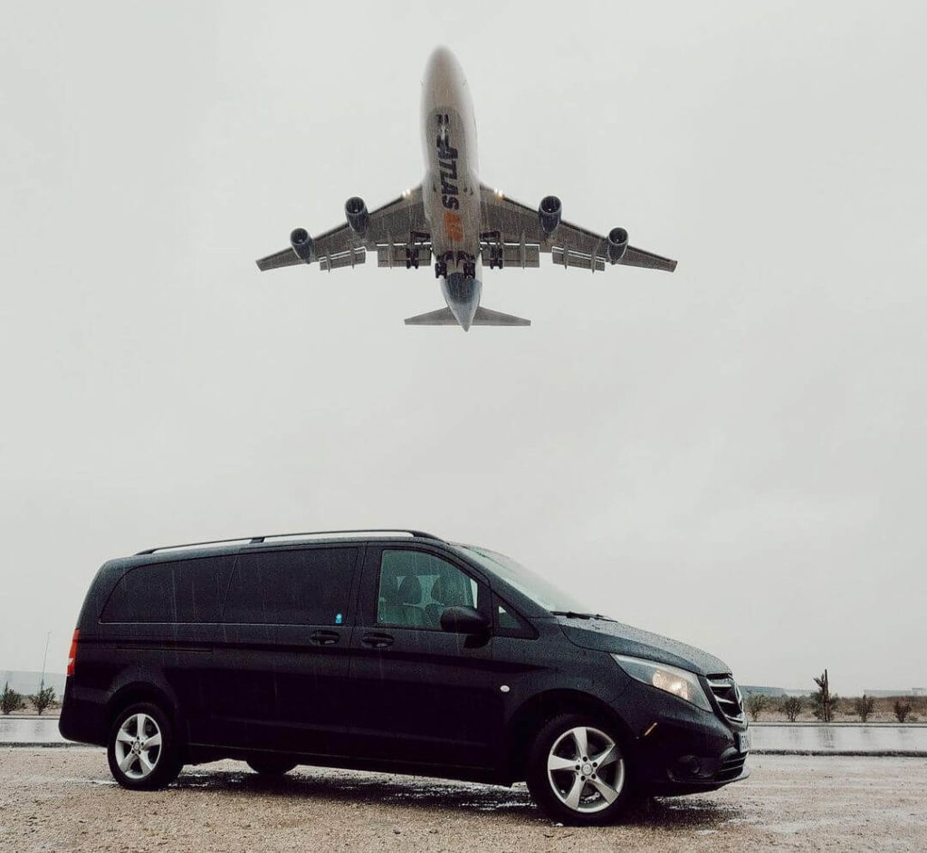 Avión sobrevolando Minivan Mercedes de Autoturismo Procas