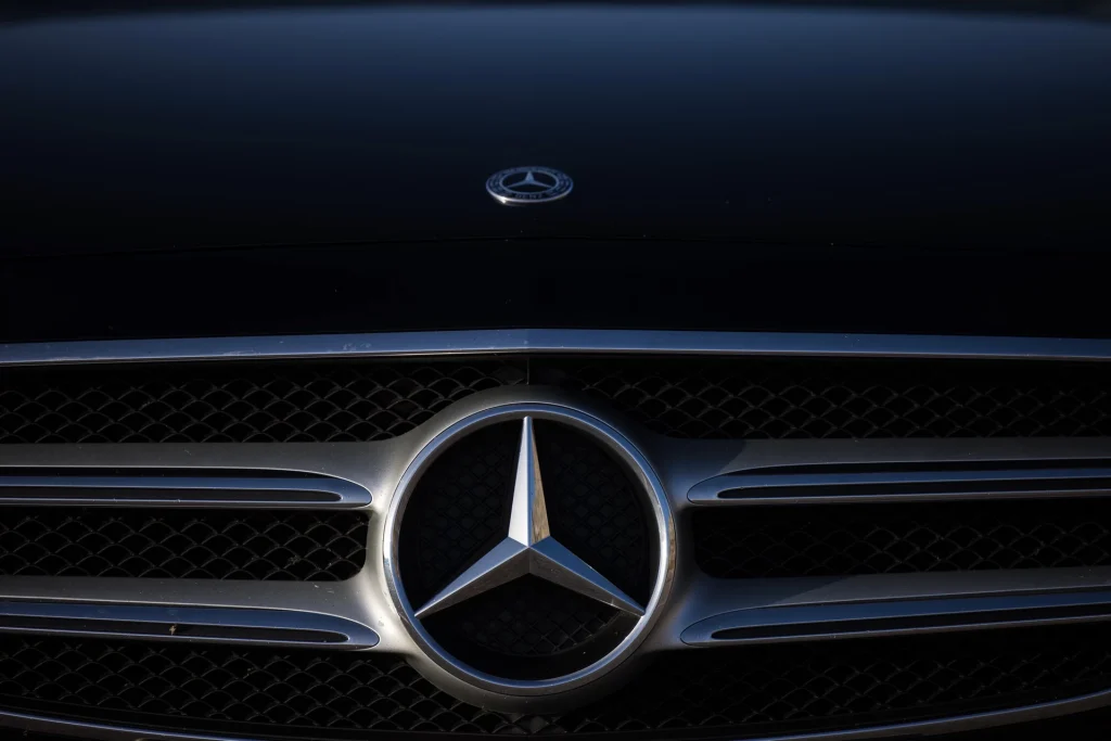 Foto detalle del emblema de Mercedes