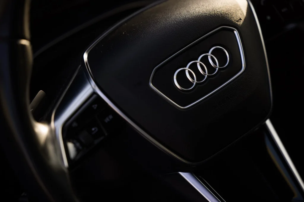 Foto detalle logotipo Audi en el volante