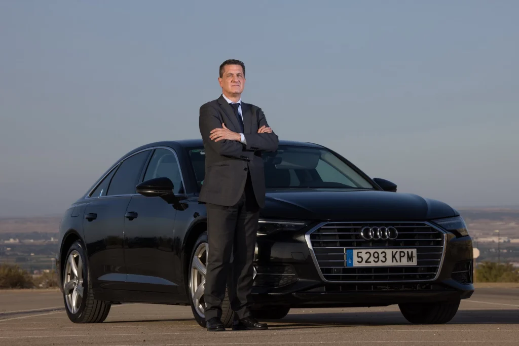 Audi de gama Alta Procas junto a conductor