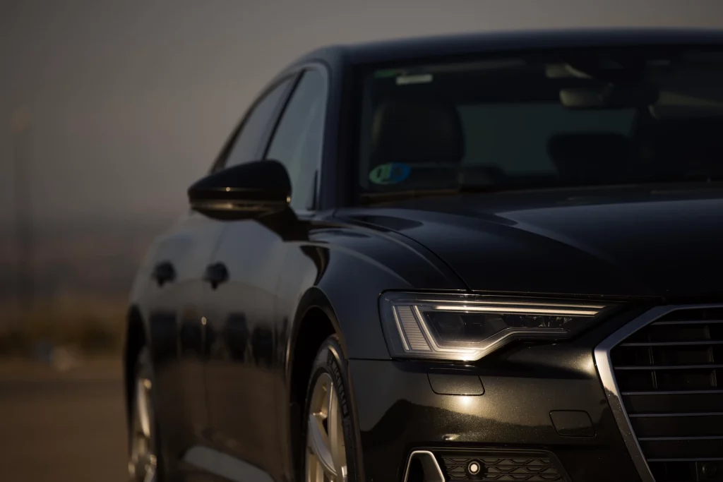 Foto delantera al faro izquierdo del Audi de gama Alta Procas