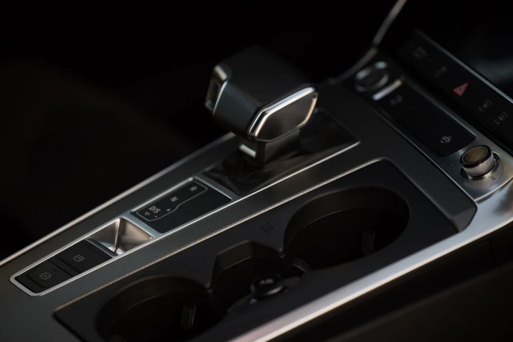 Foto detalle a la columna central del Audi de gama Alta Procas