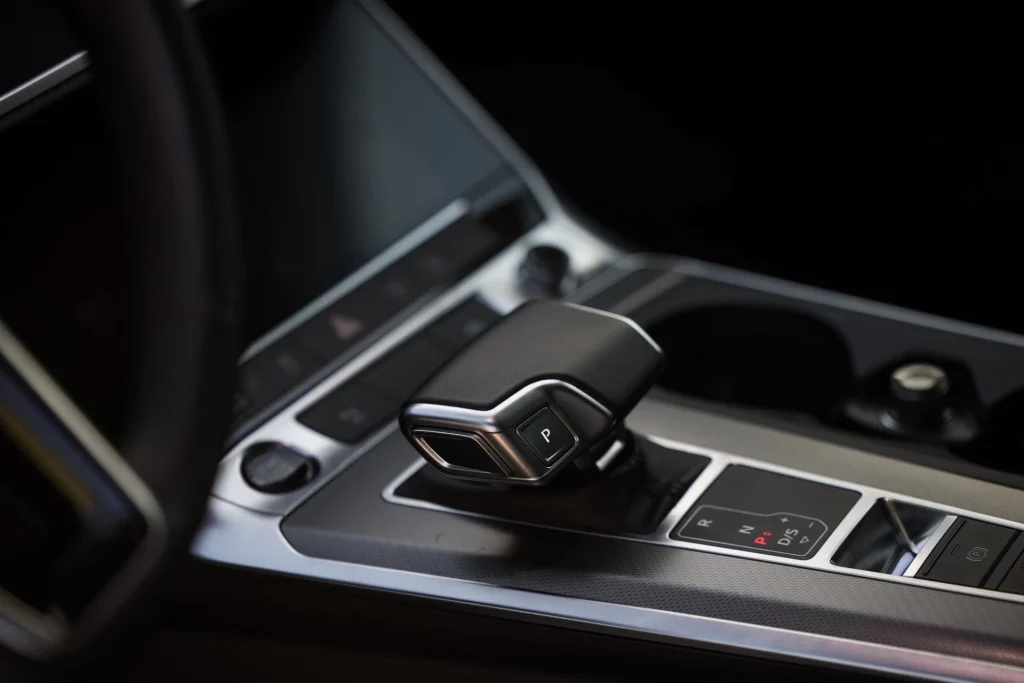 Foto detalle de la palanca de cambios del Audi de gama Alta Procas