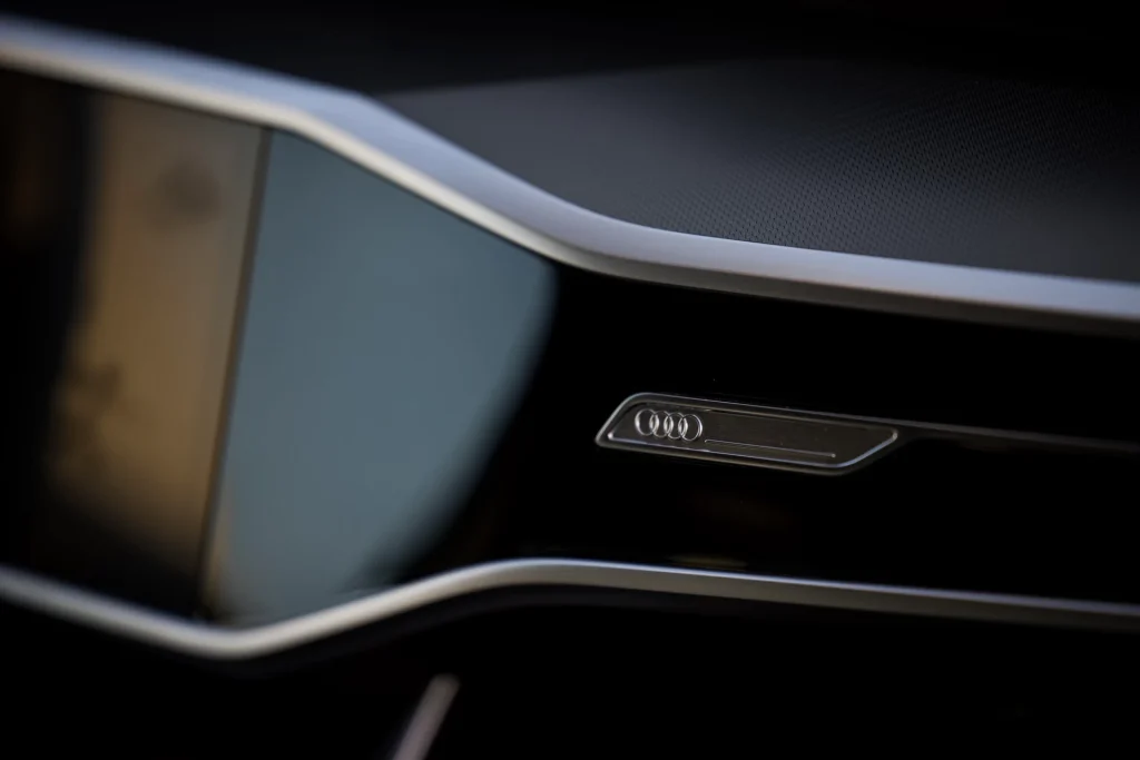 Foto detalle marca Audi en el salpicadero