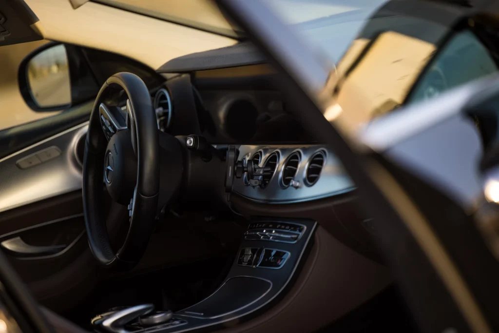 Foto detalle del salpicadero del Mercedes Gama Alta Procas