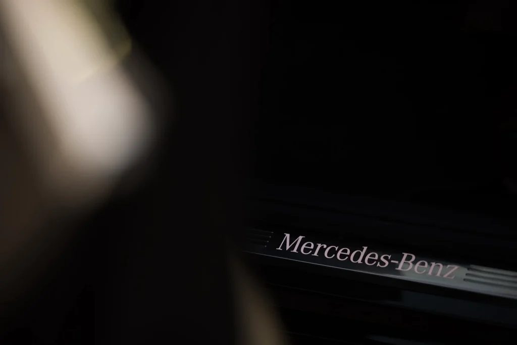 Foto detalle del umbral Mercedes Gama executive Procas