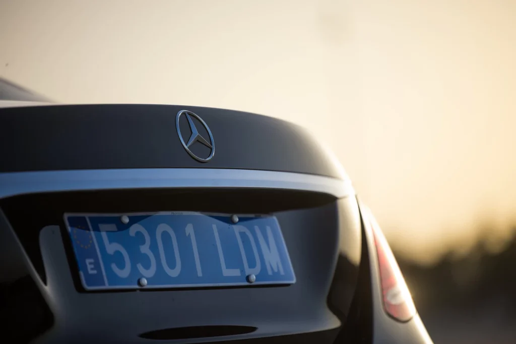 Foto detalle emblema y matrícula mercedes procas