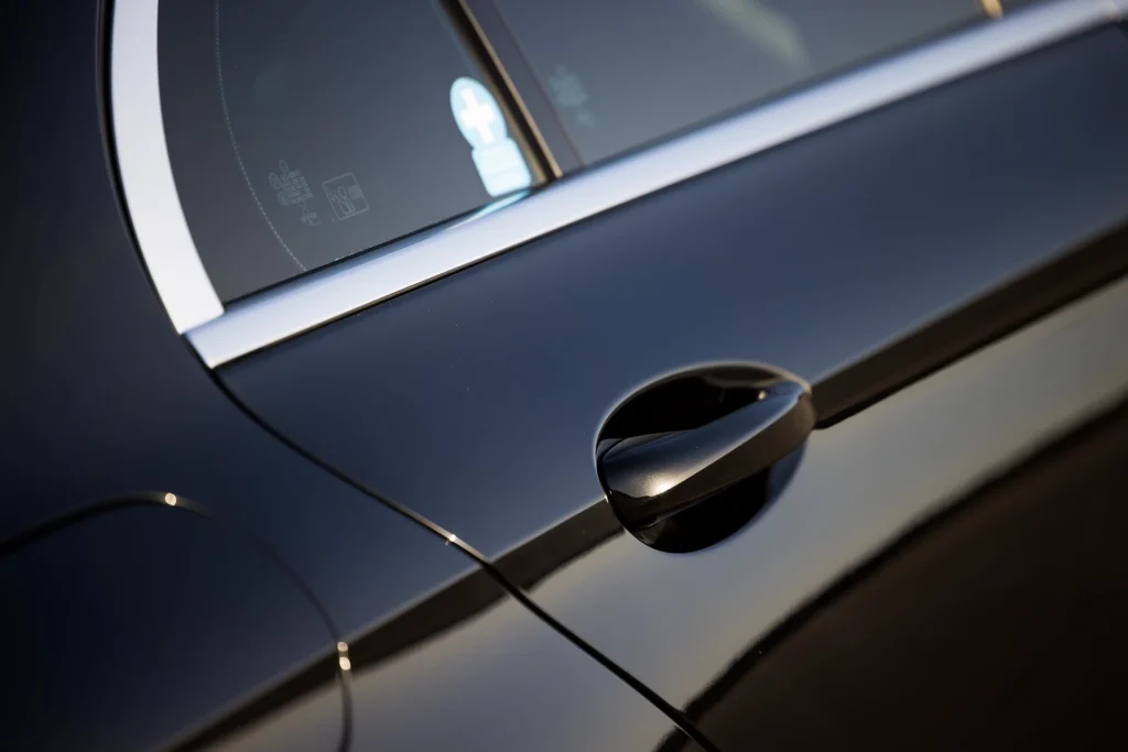 Foto detalle del pomo del Mercedes de gama alta