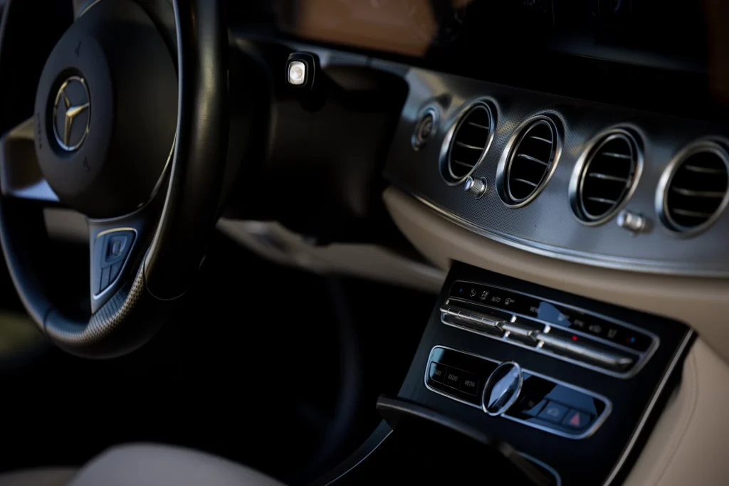 Foto detalle del salpicadero del Mercedes de gama alta