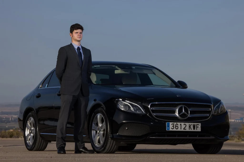 Mercedes gama alta junto a conductor